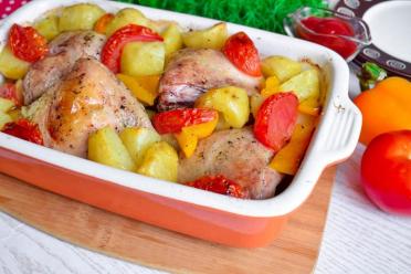 Easy Baked Chicken with Potatoes and Veggies