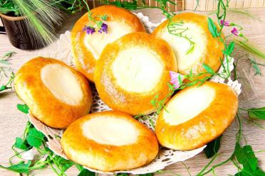 Creamy Sour Cream Cheesecakes