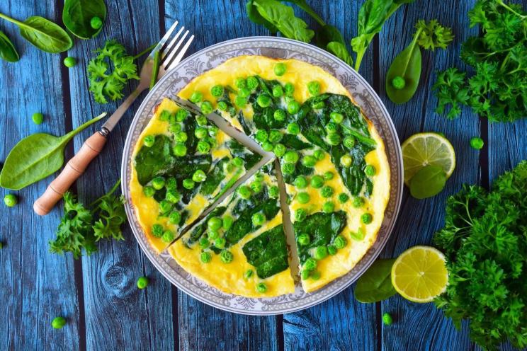 Spinach and Pea Omelet for a Refreshing Breakfast