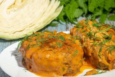 Easy Oven-Baked Lazy Cabbage Rolls in Creamy Tomato Sauce