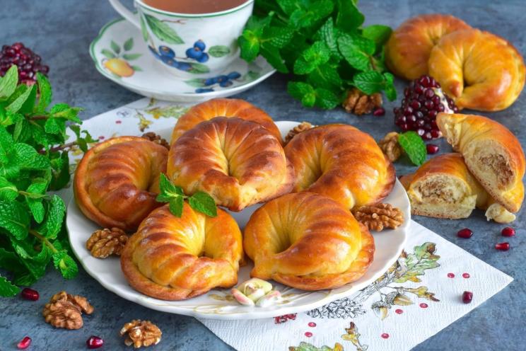 Irresistible Yeast Dough Buns with Nut Filling