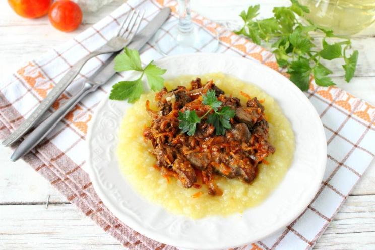 Pan-Fried Liver with Onions and Carrots