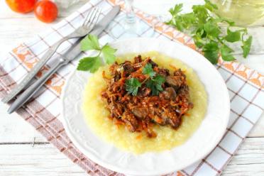 Pan-Fried Liver with Onions and Carrots