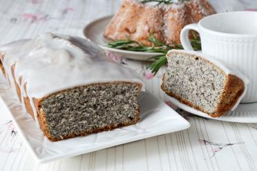 Irresistibly Fluffy Poppy Seed Cupcakes