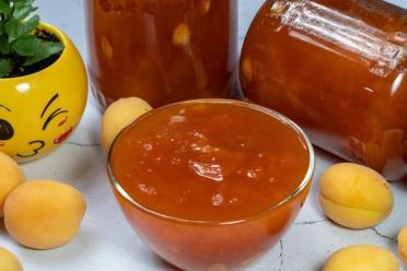 Easy Apricot Jam with Toasted Kernels