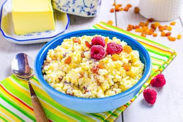 Creamy Mixed-Grain Porridge with Milk and Dried Fruit