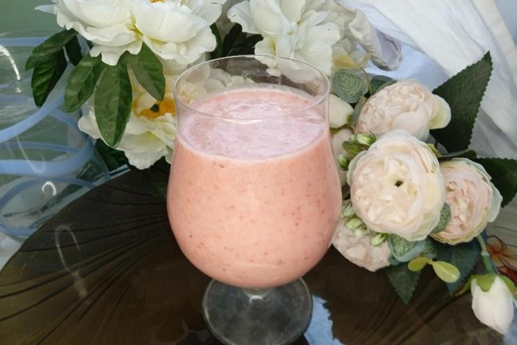 Strawberry-Banana Smoothie with Coconut Milk