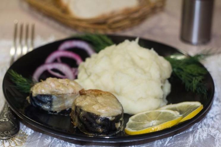 Baked Mackerel with Creamy Horseradish Mustard Sauce
