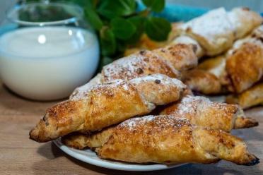 Sweet Cottage Cheese Bagels with Jam