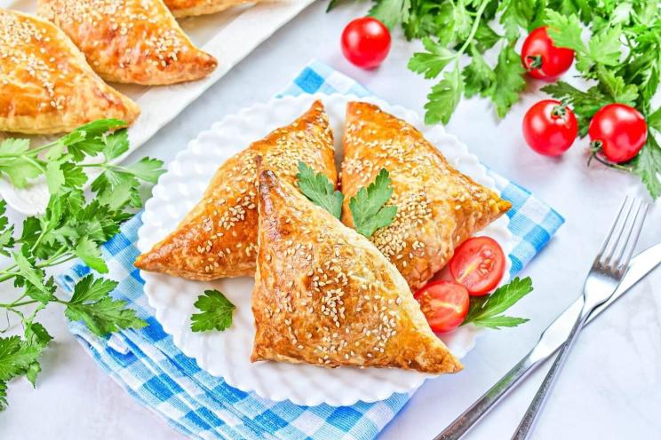 Easy Oven-Baked Puff Pastries with Green Onions and Eggs