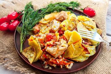 Oven-Baked Pork and Potatoes: A Juicy, One-Pot Dinner