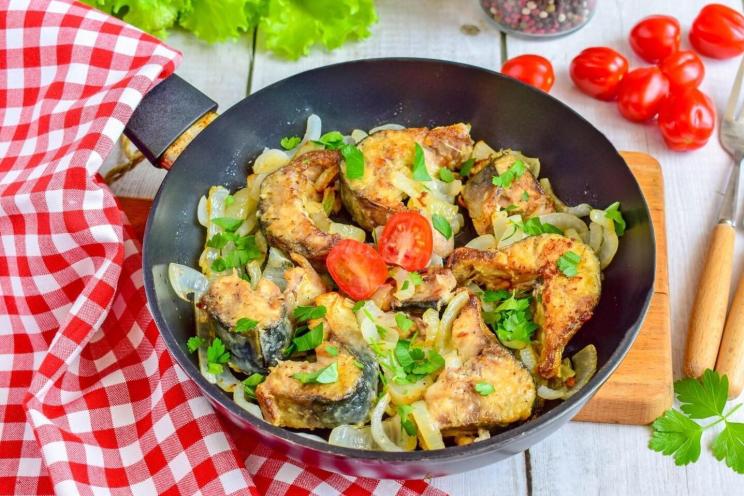 Quick and Easy Pan-Fried Mackerel with Onions Quick and Easy Pan-Fried Mackerel with Onions