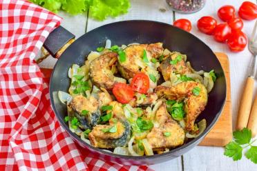 Quick and Easy Pan-Fried Mackerel with Onions