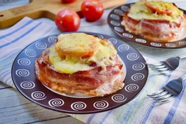 Baked Minced Meat with Mushrooms, Tomatoes, and Cheese