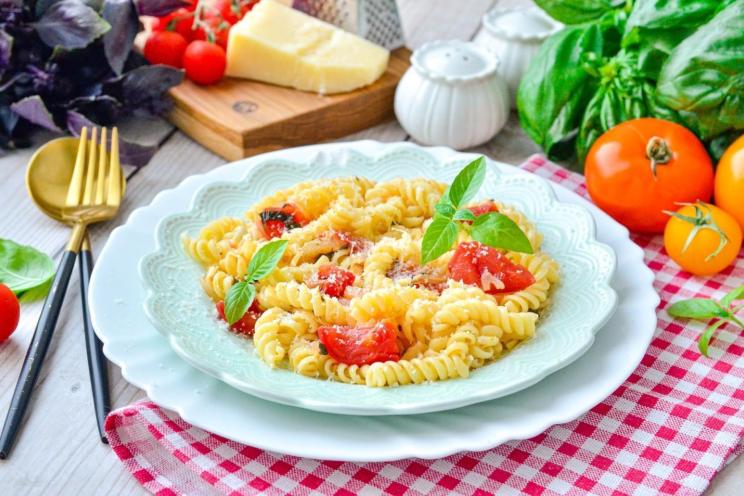 Quick & Easy Cheesy Tomato Pasta
