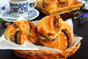 Poppy Seed Yeast Buns