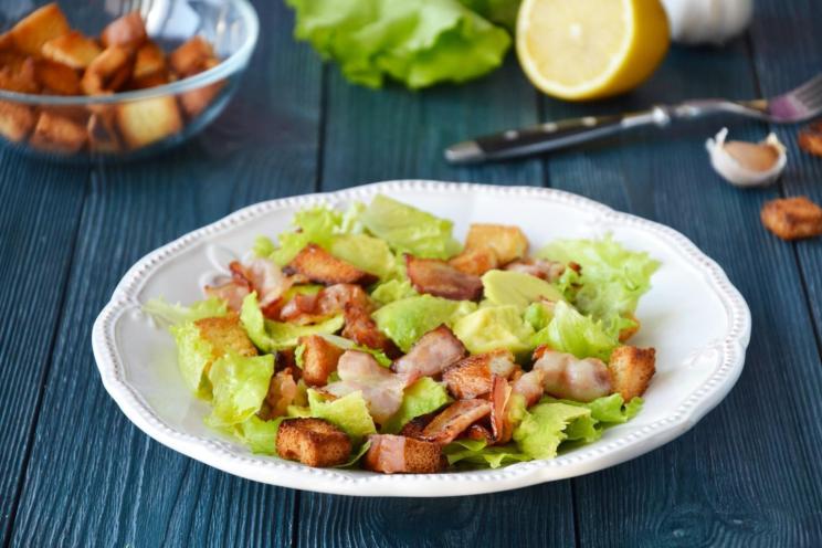 Avocado Bacon Salad Delight