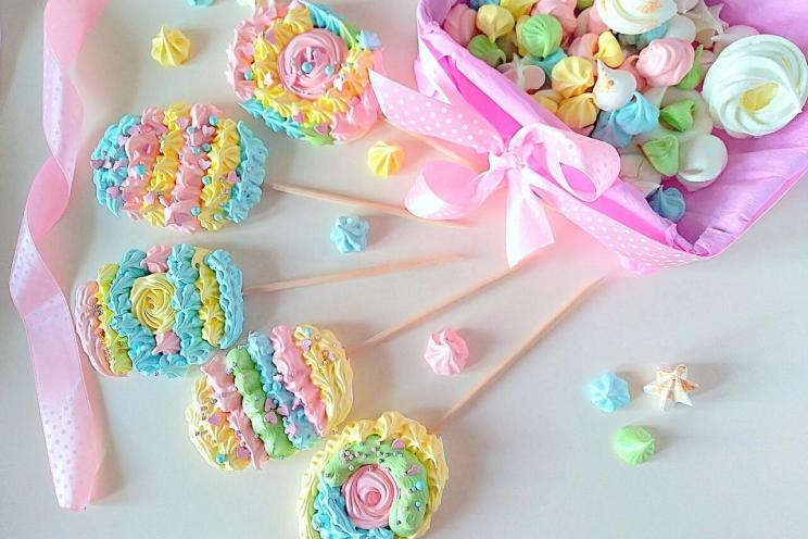 Meringue Pops: Festive Edible Decorations