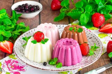 Easy No-Bake Gelatin Soufflé with Sour Cream