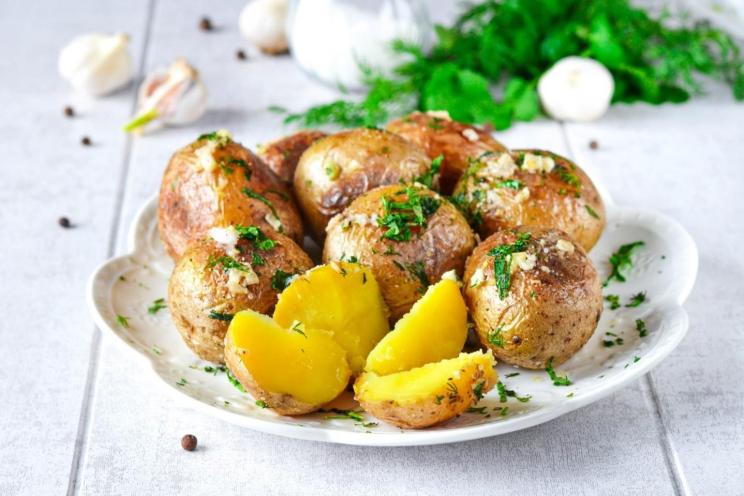 Crispy Skillet-Fried New Potatoes with Garlic and Herbs Crispy Skillet-Fried New Potatoes with Garlic and Herbs