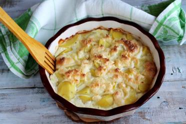 Cheesy Baked Potatoes in Sour Cream Sauce