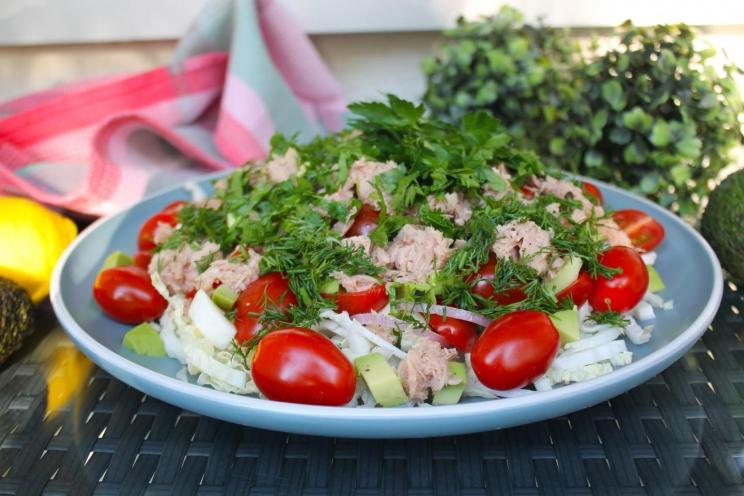 Healthy Tuna & Avocado Salad with Chinese Cabbage & Cherry Tomatoes
