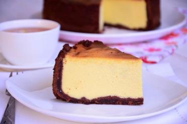 Delightful Vanilla Cheesecake with a Chocolate Crust