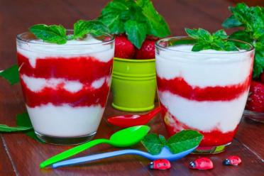 Easy Homemade Strawberry Yogurt