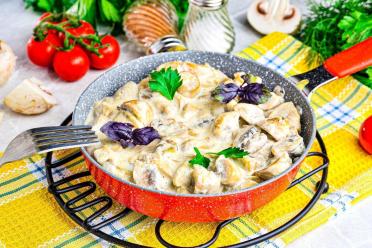 Creamy Cheesy Mushrooms in a Pan