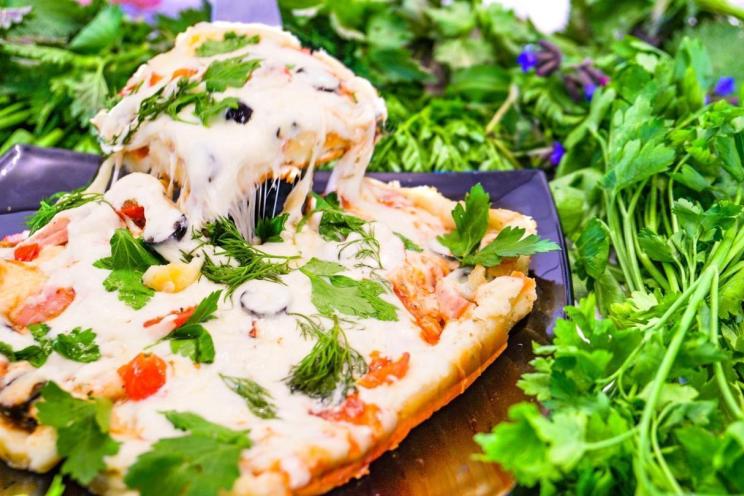 Quick Pan Pizza with Sausage and Cheese