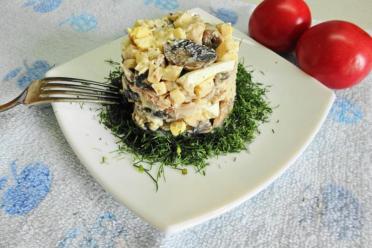 Hearty Salad with Hard Cheese, Fried Mushrooms, and Egg
