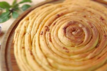 Garlic Spiral Bread for Picnics and Meals