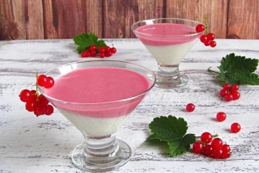 Creamy Red Currant Gelatin Dessert