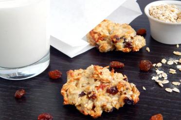 Healthy Low-Calorie Oatmeal Raisin Cookies with Sucralose