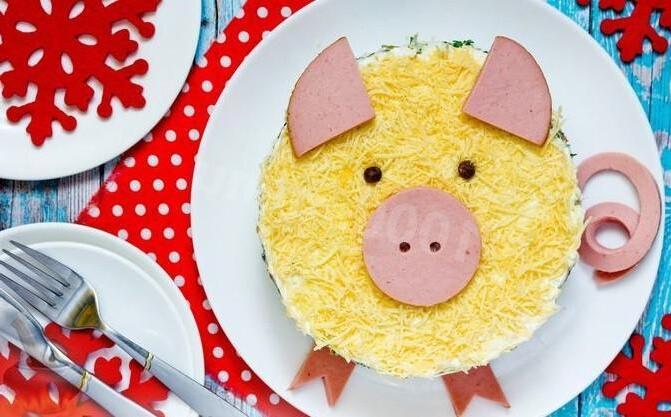 Piggy-Shaped Salad for a Unique Treat