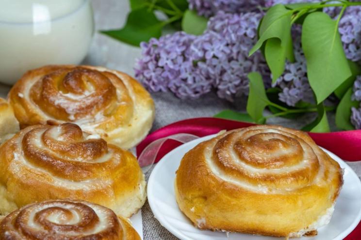 Homemade Cinnabon Rolls with Creamy Cottage Cheese Filling