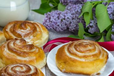 Homemade Cinnabon Rolls with Creamy Cottage Cheese Filling