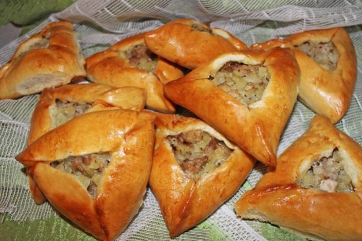 Tatar Triangular Meat Pies (Echpochmak)