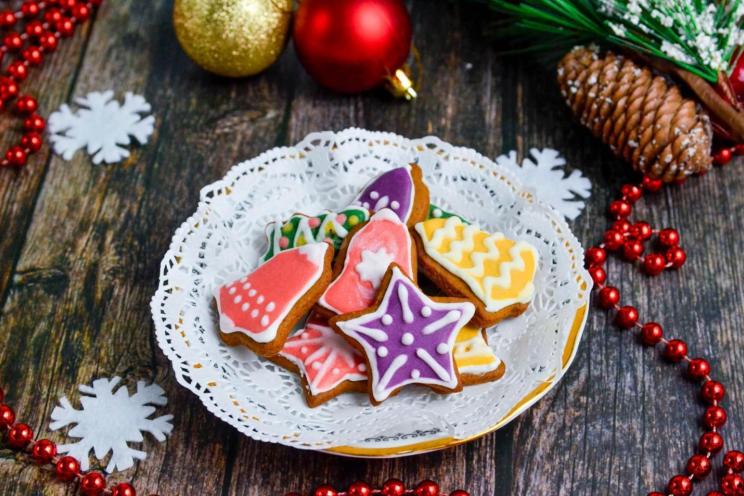 Easy New Year's Gingerbread Cookies with Icing