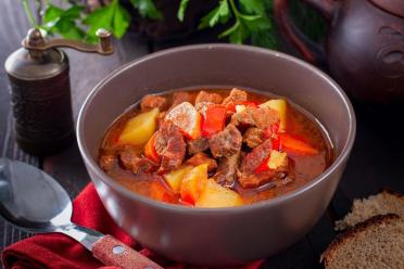 Hearty Hungarian Beef Goulash Soup