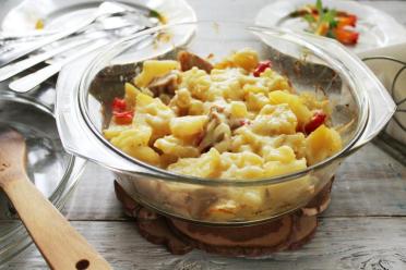 Oven-Baked Chicken Breast with Cheesy Potatoes
