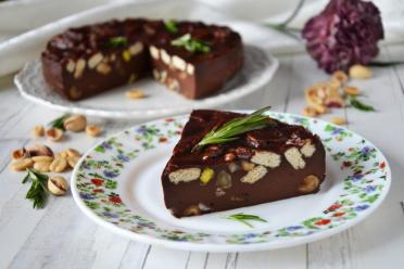 Chocolate Cookie Nut Gelatin Cake