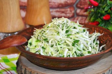 Zesty Cabbage Salad with Apple Cider Vinegar