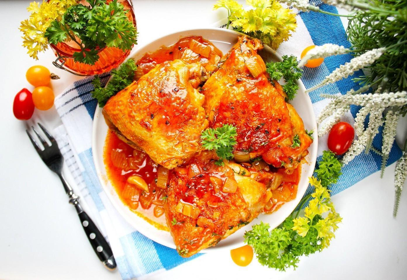 Tomato-Braised Chicken Thighs Skillet