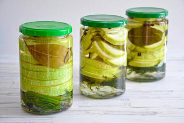 Crispy Pickled Zucchini: Finger-Lickin' Good