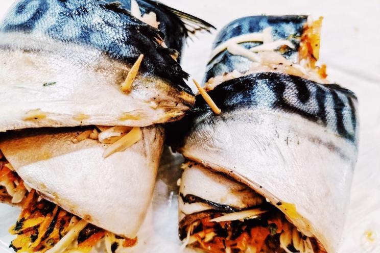 Oven-Baked Mackerel Rolls with Veggie-Cheese Filling
