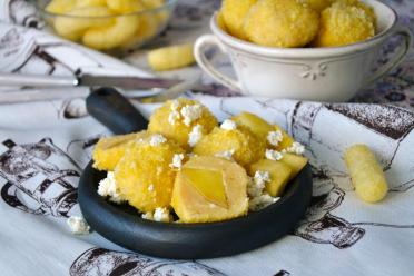 Mango-Filled Curd Dumplings for Breakfast