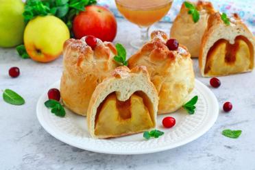 Baked Apple Yeast Dough Delight