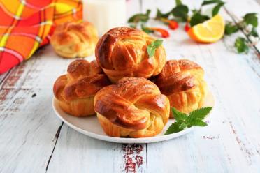 Sugar-Crusted Puff Pastry Buns