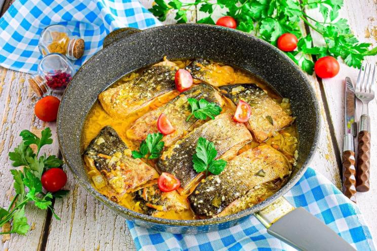 Creamy Baked Pink Salmon with Onions and Carrots